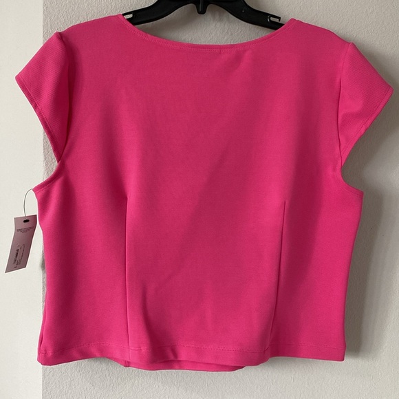 Bold Elements Sweatheart Neck Short Sleeve Blouse - Picture 4 of 5